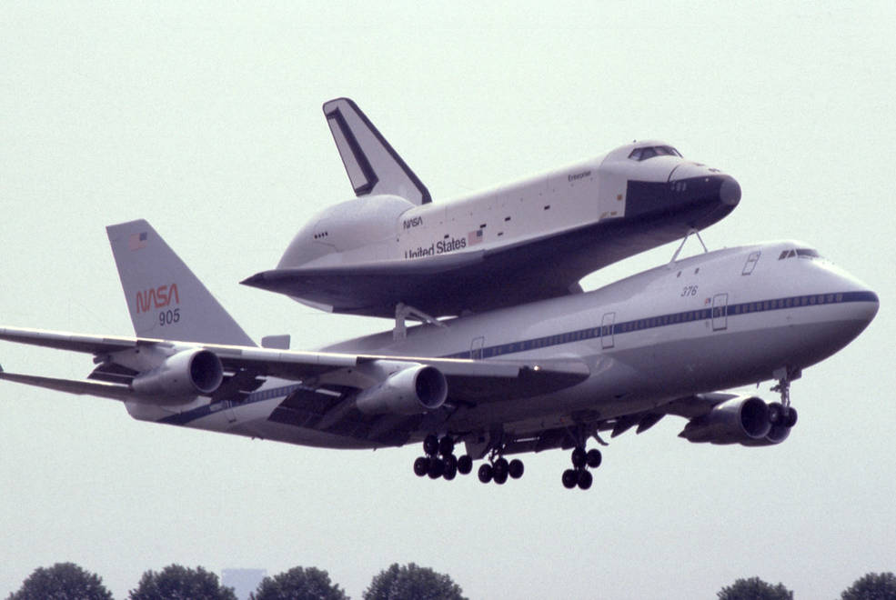 enterprise_arriving_paris_air_show